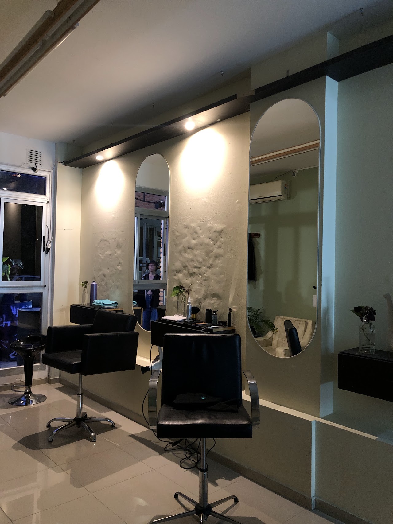 Interior de Peluqueria SCISSOR's estudio, sillones y espejos de corte